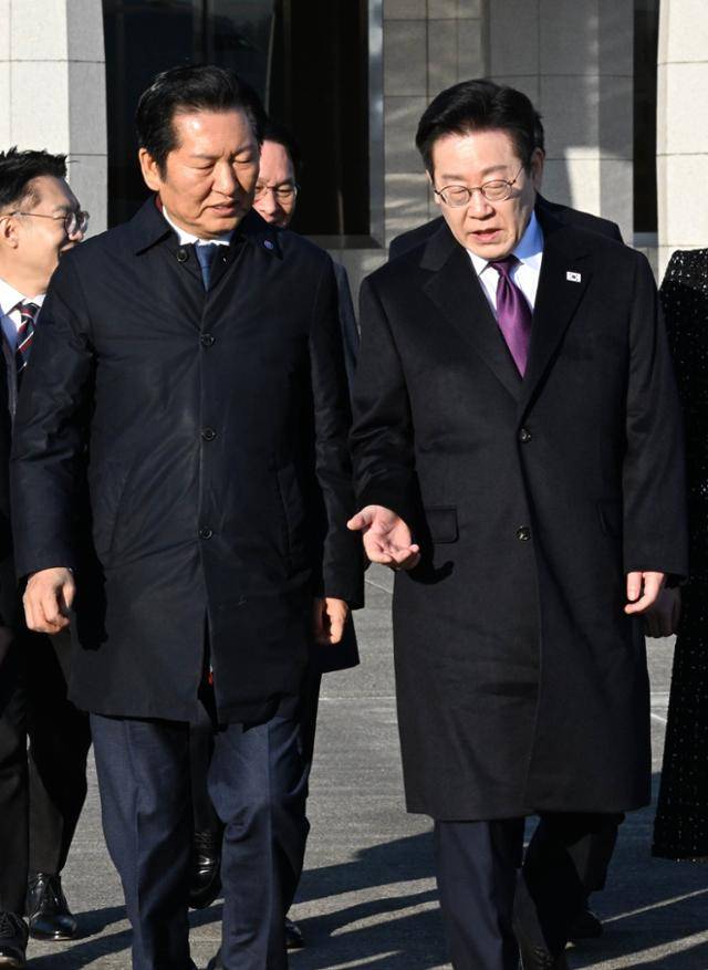 1박 2일 일정으로 일본을 방문하는 이재명 대통령이 1월 13일 성남 서울공항에서 환송 나온 정청래 더불어민주당 대표와 대화를 하며 공군 1호기로 향하고 있다. 성남=왕태석 선임기자