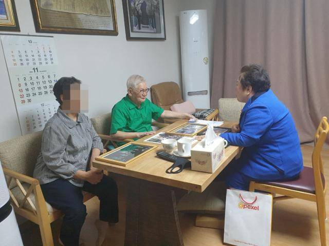 신천지예수교 증거장막성전(신천지) 이만희 총회장(가운데)이 2020년 11월 보석 석방 직후 이희자 한국근우회장과 면담하고 있다. 독자 제공