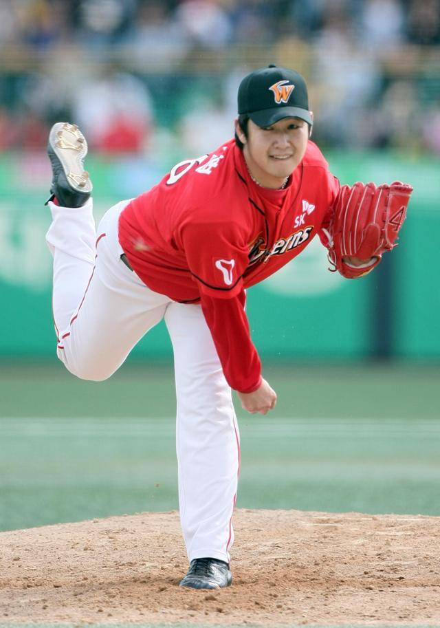 2009년 KIA 타이거즈와의 한국시리즈 2차전에 선발 등판한 SK 와이번스 송은범. 그는 2003년 SK에 입단해 KIA, 한화, LG, 삼성을 거치며 22시즌 동안 프로무대에 섰다. 연합뉴스