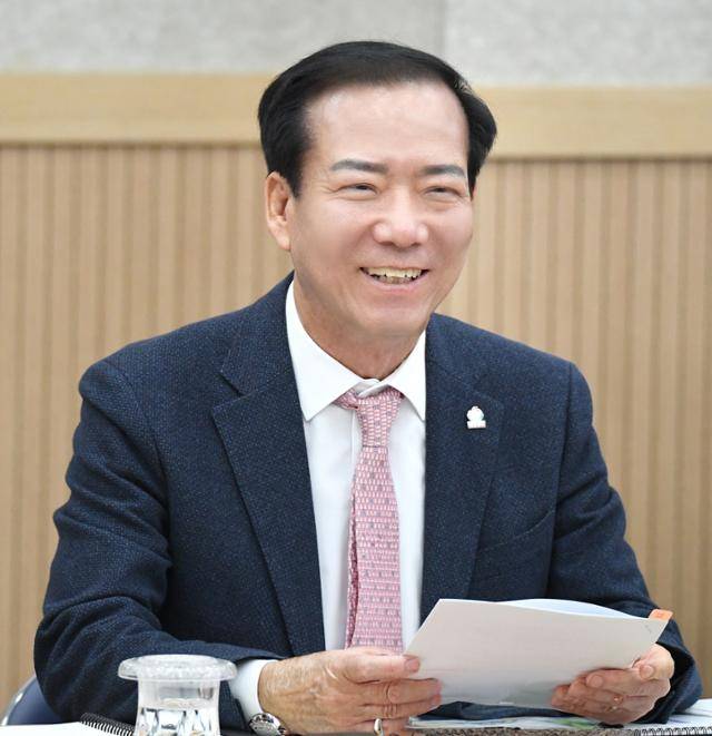 구인모 거창군수는 한국일보 신년 인터뷰에서 “2026년 한 해를 ‘군민과 함께 혁신으로 성장하는 해’로 만들겠다”며 “주마가편(走馬加鞭)의 마음으로 쉼 없이 달려온 민선 8기의 성과를 바탕으로, 현장 중심의 소통 행정을 통해 서부경남 행정·의료·관광의 중심지로서 거창의 위상을 더욱 공고히 하겠다”고 밝혔다. 거창군 제공