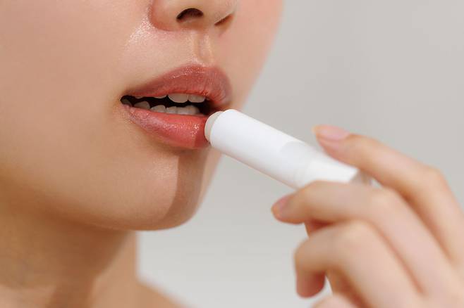 입술 보습을 위해서는 립밤 성분을 확인해 선택하는 것이 좋다./사진=클립아트코리아