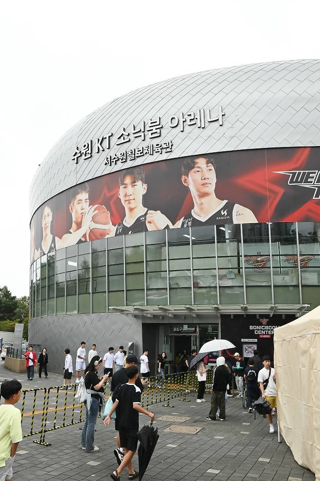 수원 KT가 홈구장으로 사용 중인 서수원칠보체육관. 서수원칠보체육관은 주차 시설이 부족해 현장을 찾는 팬들의 불편이 끊이지 않고 있다. 구단 관계자는 직원도 주차가 어렵다고 하소연한다. KBL 제공&nbsp;