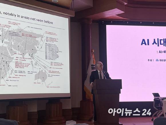 리처드 해쳇 CEPI 대표가 4일 오후 국회에서 열린 'AI 보건 ODA의 새로운 방향' 세미나에 참석해 글로벌 팬데믹 대응을 위한 국제적 협력 필요성을 설명하고 있다. [사진=정승필 기자]