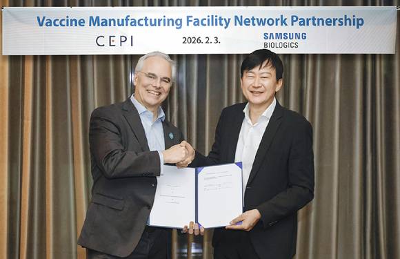 리처드 해쳇(Richard Hatchett) CEPI 대표(왼쪽)와 존 림 삼성바이오로직스 대표가 3일 진행된 체결식에서 기념촬영을 하고 있다. [사진=삼성바이오로직스 제공]
