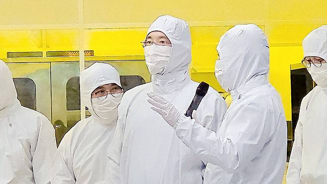 이재용 삼성전자 회장이 지난해 12월 삼성전자 기흥캠퍼스 내 첨단 복합 반도체 연구개발(R&D) 센터인 NRD-K 클린룸 시설을 살펴보고 있다. 사진 삼성전자