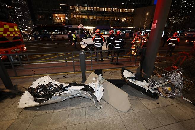 지난달 2일 서울 종각역 앞 도로에서 택시와 승용차가 추돌한 현장에 파편이 어지럽게 놓여있다. 10여명의 사상자를 낸 사고 후, 택시 기사에 대한 약물 검사에서 양성 반응이 나왔다. 연합뉴스