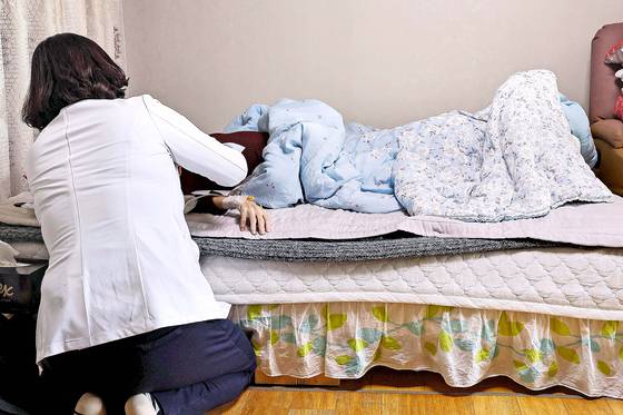 말기암 환자가 경기도 용인 자택에서 동백 성루카병원 의료진의 진찰을 받고 있다. 중앙포토