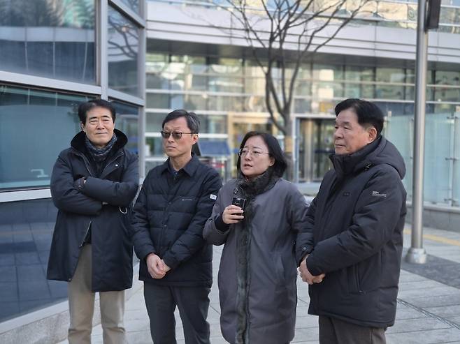 1월22일 서울 서초구 서울행정법원 앞에서 (왼쪽부터) 이상요, 정재권 KBS 이사, 조숙현 전 KBS 이사, 김찬태 KBS 이사가 야권 측 KBS 이사 7명에 대한 임명 취소 1심 판결이 나온 뒤 소회를 밝히고 있다. /김한내 기자