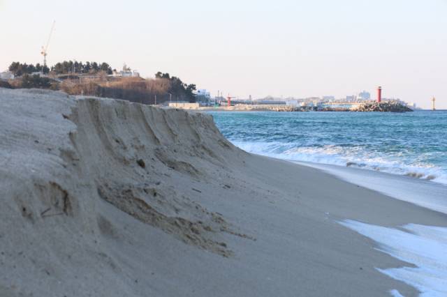 ▲ 강릉지역 바닷가 해안침식이 심각해지고 있는 가운데 지난 31일 강릉시 연곡해변 백사장이 거센 겨울 파도에 깎여 해안절벽이 생겨났다.  황선우 기자