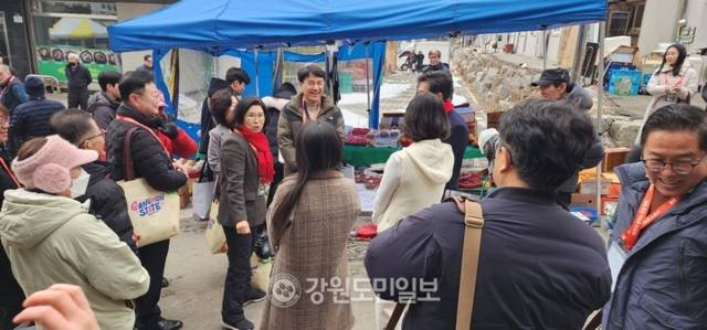 ▲ 인제5일장이 4일 열린 가운데 김진태 강원도지사가 이날 인제전통시장 일원에서 설명절 전통시장 장보기 행사와 물가안정 캠페인을 벌였다. 이동명 기자