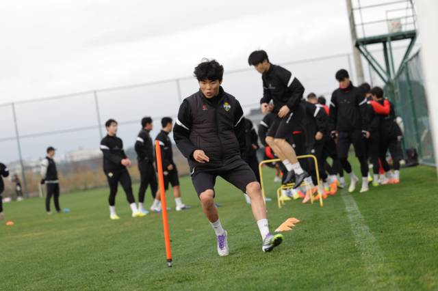 ▲ 강원FC 선수단이 지난달 31일 튀르키예 안탈리아에서 전지훈련에 임하고 있다. 한국프로축구연맹 제공