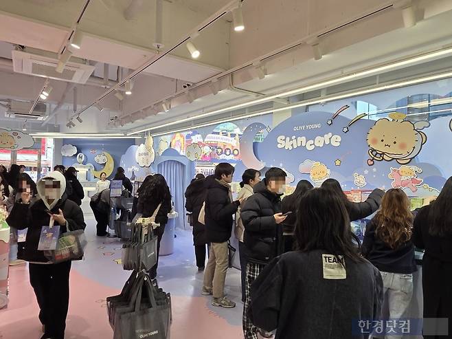 3일 서울 마포구에 있는 ‘트렌드팟 바이 올리브영 홍대’ 매장에 소비자들이 몰려 있다./사진=박수림 기자