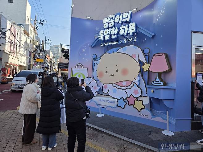 3일 서울 마포구에 있는 ‘트렌드팟 바이 올리브영 홍대’ 매장 앞에 마련된 포토존에서 소비자들이 사진을 찍고 있다./사진=박수림 기자
