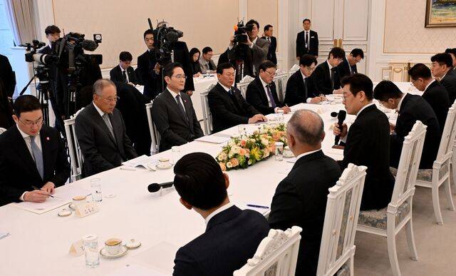 이재명 대통령이 4일 청와대에서 열린 10개 대기업 총수 및 임원과의 간담회에서 발언하고 있다. 이 대통령은 주요 기업의 정부 정책 협조에 감사를 표하는 동시에 청년 고용과 지방 투자 등에 힘써 달라고 당부했다. 김지훈 기자