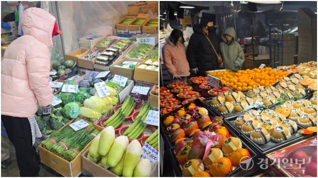 4일 오전 인천 부평구 삼산농산물도매시장 (왼쪽)채소동과 과일동에서 차례상에 필요한 식자재를 사기 위해 상품들을 둘러보고 있다. 장민재 기자