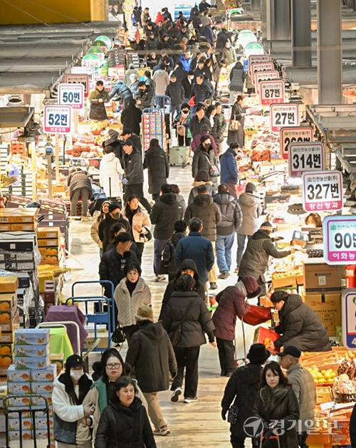 4일 오전 인천 남동구 남촌농산물도매시장 과일동에 명절을 앞두고 방문한 손님들로 북새통을 이루고 있다. 조병석 기자