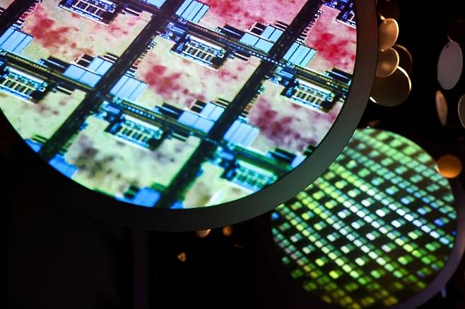 대만 TSMC 혁신박물관에 전시된 웨이퍼. [AFP연합뉴스]