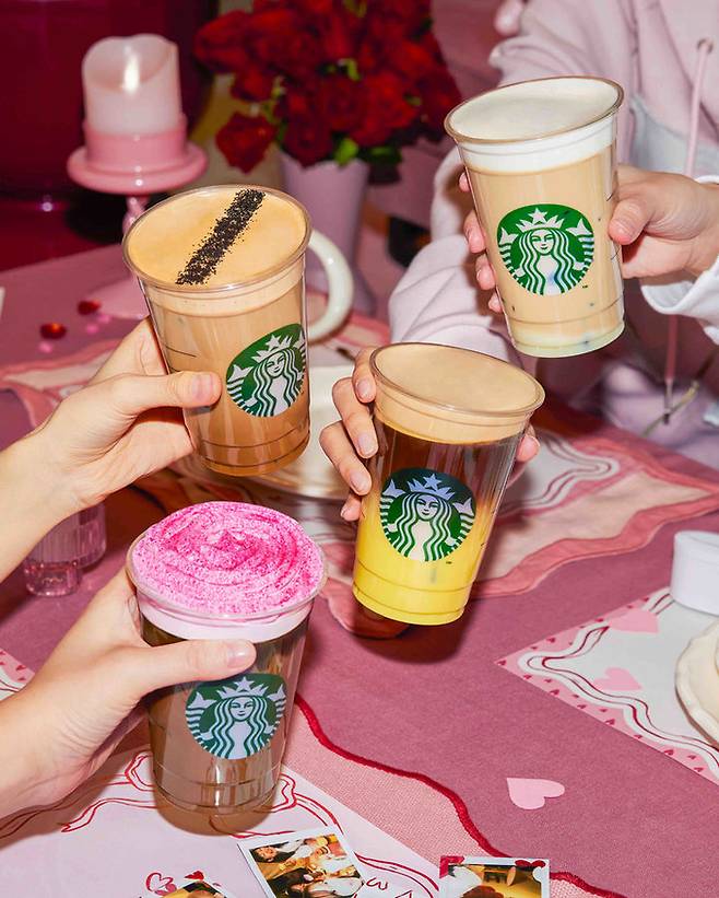 스타벅스 코리아가 밸런타인데이 시즌을 맞아 3월 1일까지 ‘붉은 로즈 초콜릿’ 등 메뉴를 선보이며 신규 프로모션을 전개한다. [스타벅스 코리아 제공]