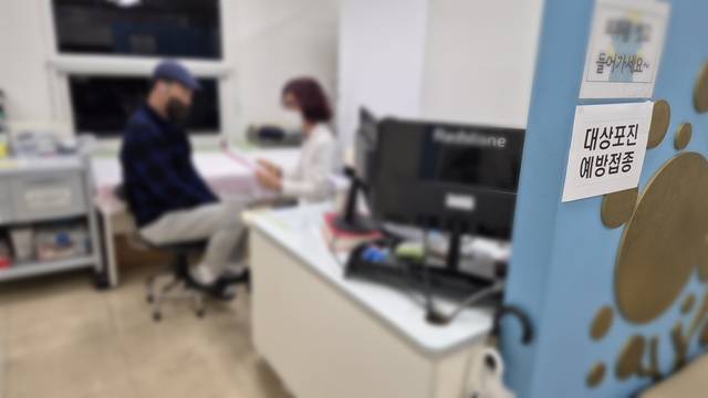 도봉구민이 도봉구 지정 의료기관에서 대상포진 예방접종을 받고 있다. 도봉구청 제공