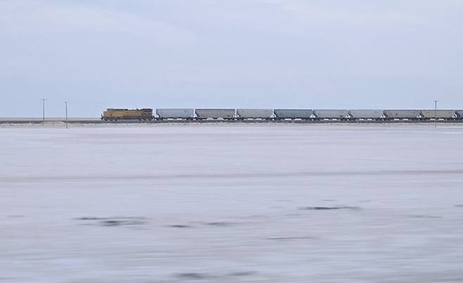 동서고금 소금의 도시는 해질줄 몰랐다. 유타주 솔트레이크시티 근교 소금기차