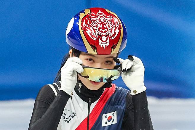 이탈리아 밀라노 아이스스케이팅 아레나에서 열린 쇼트트랙 대표팀 훈련에서 김길리가 고글을 고쳐 쓰고 있다. [연합]