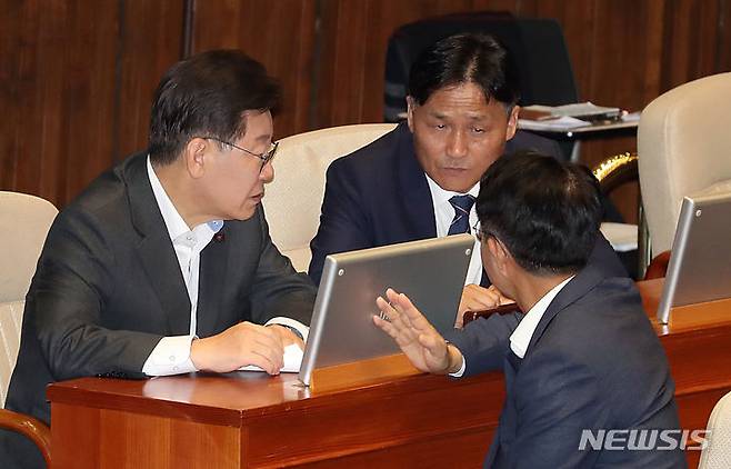 [서울=뉴시스] 이영환 기자 = 이재명 더불어민주당 대표가 지난해 7월27일 오후 서울 여의도 국회에서 열린 제408회국회(임시회) 제2차 본회의에서 김영진, 조정식 사무총장과 대화를 하고 있다. 2023.07.27. 20hwan@newsis.com