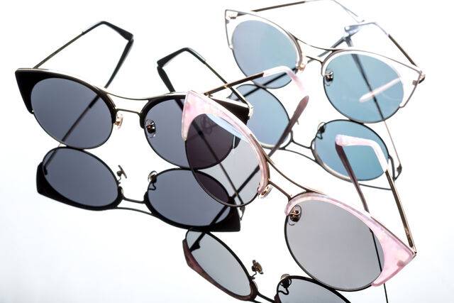 변색렌즈는 안경 하나로 선글라스 기능까지 겸해 찾는 사람이 많아지고 있다. 클립아트코리아