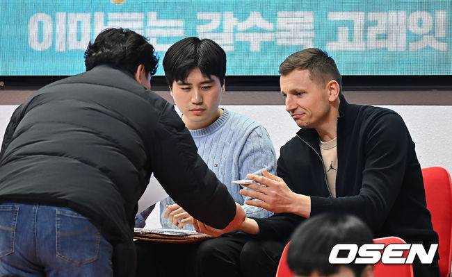 [OSEN=울산, 이석우 기자] 24일 울산 동천체육관에서 2025-2026 LG전자 프로농구 울산 현대모비스와 원주 DB의 경기가 열렸다.  올 시즌 원주 DB와의 세 차례 맞대결에서 모두 고개를 숙인 울산 현대모비스가 홈 코트에서 연승 흐름을 이어갈 수 있을지 관심이 쏠린다.남자농구대표팀 니콜라이스 마줄스 감독이 현대모비스와 DB 선수들의 기량을 체크하기 위해 동천체육관을 찾아 팬들에게 사인을 해 주고 있다. 2026.01.24 / foto0307@osen.co.kr