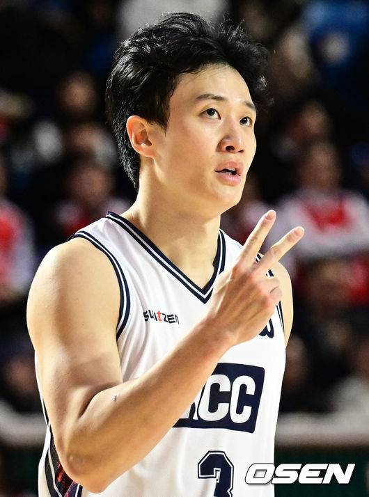 [OSEN=잠실학생체, 조은정 기자]2일 서울 잠실학생체육관에서 2025-2026 LG전자 프로농구 서울 SK와 부산 KCC의 경기가 열렸다.SK는 4위(22승 14패), 부산 KCC는 6위(18승 18패)를 기록중이다.4쿼터 KCC 허웅이 3점슛을 성공한 뒤 기뻐하고 있다. 2026.02.02 /cej@osen.co.kr