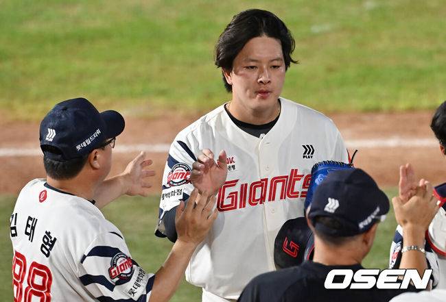 [OSEN=부산, 이석우 기자] 26일 부산 사직야구장에서 2025 신한 SOL 뱅크 KBO 리그 롯데 자이언츠와 KT 위즈의 경기가 열렸다. 홈팀 롯데는 나균안이, 방문팀 KT는 오원석이 선발 출전했다.롯데 자이언츠 김원중이 KT 위즈에 4-3으로 승리한 후 김태형 감독과 하이파이브를 하고 있다. 2025.08.26 / foto0307@osen.co.kr