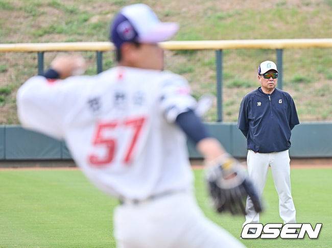 [OSEN=타이난(대만) , 이석우 기자] 프로야구 롯데 자이언츠가 1일(한국시간) 대만 타이난 아시아-태평양 국제야구센터에 스프링캠프를 차리고 구슬땀을 흘렸다.김태형 감독 등&nbsp;코치진과 투수&nbsp;20명,&nbsp;포수&nbsp;5명,&nbsp;내야수&nbsp;9명,&nbsp;외야수&nbsp;7명 등 총&nbsp;41명의 선수단이 1월 20일까지 1차 캠프에서 체력 강화와 기술 훈련을 치른 뒤 21일부터 3월 5일까지 일본 미야자키로 옮겨 2차 캠프에서 구춘리그에 참가해 실전 감각을 점검한다.롯데 김태형 감독이 선수들의 훈련을 지켜보고 있다. 2026.02.01 / foto0307@osen.co.kr