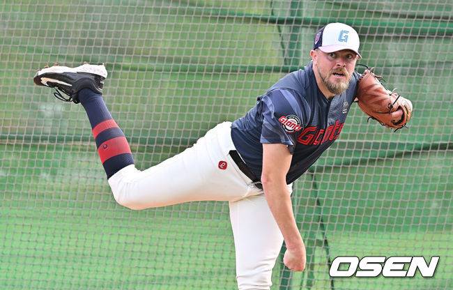 [OSEN=타이난(대만) , 이석우 기자] 프로야구 롯데 자이언츠가 31일(한국시간) 대만 타이난 아시아-태평양 국제야구센터에 스프링캠프를 차리고 구슬땀을 흘렸다.김태형 감독 등&nbsp;코치진과 투수&nbsp;20명,&nbsp;포수&nbsp;5명,&nbsp;내야수&nbsp;9명,&nbsp;외야수&nbsp;7명 등 총&nbsp;41명의 선수단이 1월 20일까지 1차 캠프에서 체력 강화와 기술 훈련을 치른 뒤 21일부터 3월 5일까지 일본 미야자키로 옮겨 2차 캠프에서 구춘리그에 참가해 실전 감각을 점검한다.롯데 새 외국인 선수 비슬리가 불펜 투구를 하고 있다. 2026.01.31 / foto0307@osen.co.kr