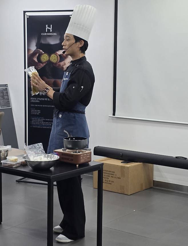 4일 벤츠 공식 딜러사 한성자동차 용산 전시장에서 진행된 ‘두쫀쿠 요리교실’에서 전문가가 만드는 방법 등을 설명하고 있다.