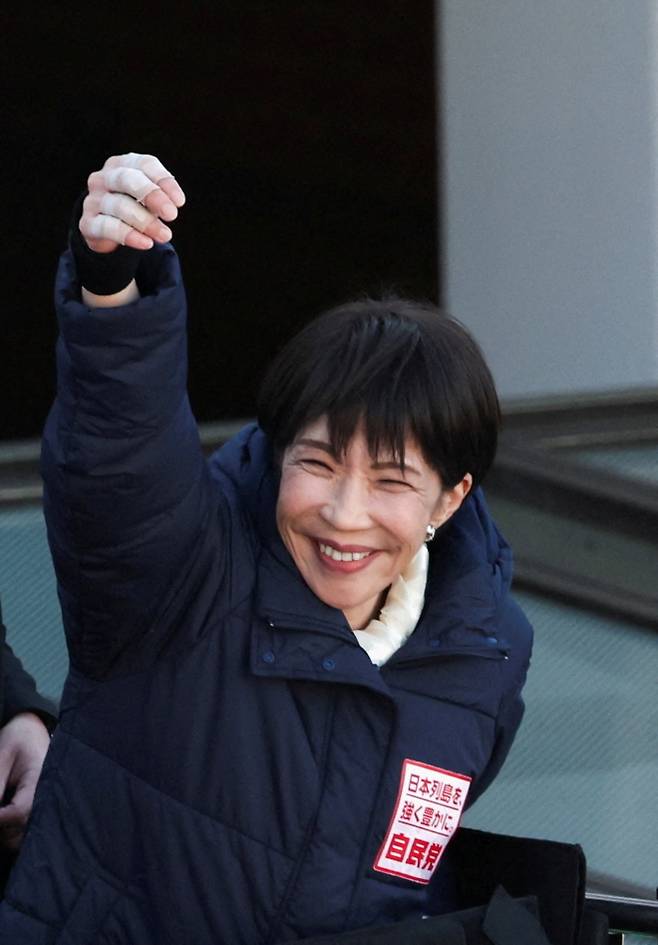 3일 유세 연단에 오른 다카이치 총리가 시민들의 연호에 손을 들어 화답하고 있다. 오른손 손가락에 관절염 치료를 위한 의료용 테이프가 감겨 있다. 사이타마 로이터 연합뉴스