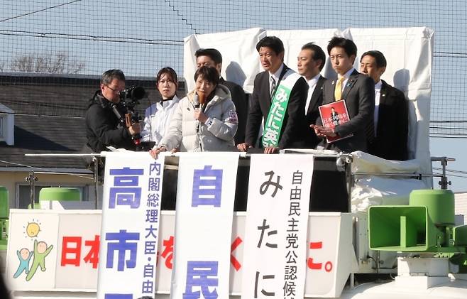 다카이치 “자민당 후보에게 한 표를” - 다카이치 사나에 일본 총리가 중의원 선거(총선)를 앞두고 31일 가나가와현 요코하마시에서 집권 자민당 후보 지원 유세를 하며 지지를 호소하고 있다. 2026.1.31 연합뉴스