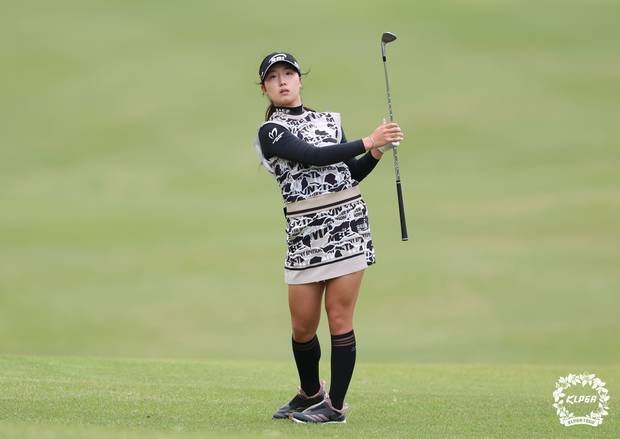 샷을 한 뒤 공을 바라보고 있는 이동은. 사진 제공=KLPGA