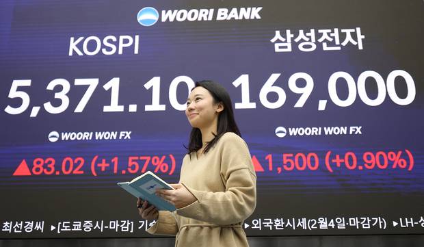 4일 서울 중구 우리은행 딜링룸 현황판에 코스피 지수와 삼성전자 종가가 표시돼 있다. 연합뉴스