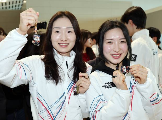 2026 밀라노·코르티나담페초 동계올림픽에 출전하는 대한민국 쇼트트랙 대표팀의 최민정과 김길리(오른쪽)가 지난달 30일 오전 인천국제공항 제2터미널을 통해 이탈리아 밀라노로 출국 전 취재진을 향해 기념품을 들며 포즈를 취하고 있다. 뉴스1