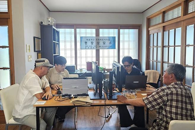 산청군 생초면 하촌지구 지적재조사사업 현장상담소 운영 모습 ⓒ산청군 제공