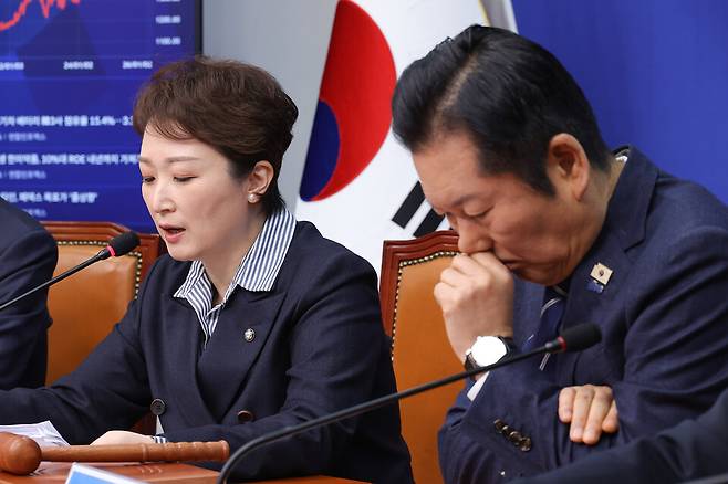 더불어민주당 정청래 대표 옆자리에 앉은 이언주 최고위원이 4일 서울 여의도 국회에서 열린 최고위원회의에서 발언하고 있다. ⓒ연합뉴스