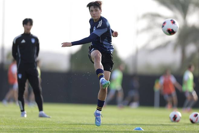 울산 신인 조민서가 지난달&nbsp;UAE 알아인에서 진행된&nbsp;2026시즌 대비&nbsp;동계전지훈련 도중 슛을 하고 있다. 사진제공｜한국프로축구연맹