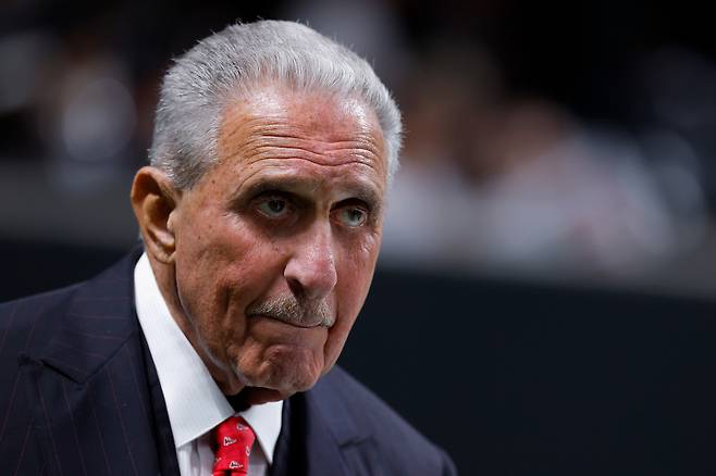 미국프로풋볼 애틀랜타 팰컨스의 구단주인 아서 블랭크가 지난달 5일 열린 뉴올리언스 세인츠와의 경기를 심각한 표정으로 지켜보고 있다. 게티이미지코리아