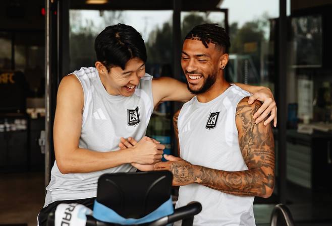 LAFC 손흥민(왼쪽)과 부앙가가 최근 진행된 팀 훈련 도중 밝게 웃으며 대화하고 있다. LAFC 제공