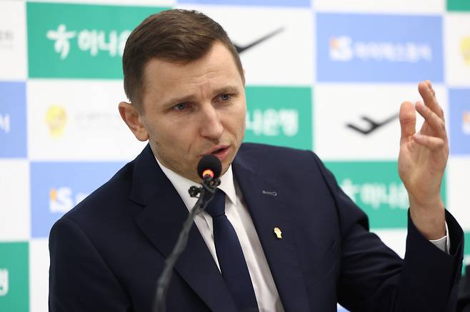 니콜라이스 마줄스 농구대표팀 감독이 4일 서울 올림픽회관에서 2027 국제농구연맹(FIBA) 월드컵 아시아 예선 1라운드에 참가하는 국가대표 선수 12명을 발표하고 있다.  연합뉴스