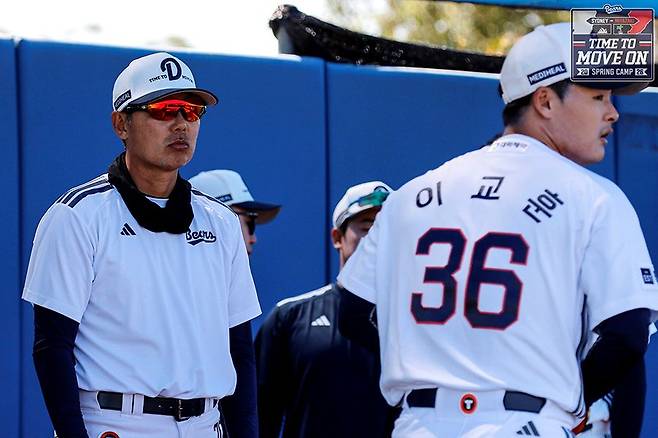 ▲ 두산 투수들에게 적극적이고 자신감 있는 투구를 강조하고 있는 김원형 두산 감독 ⓒ두산베어스