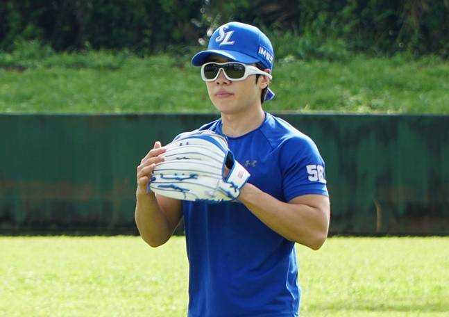 몸을 풀고 있는 김지찬. /사진=삼성 라이온즈