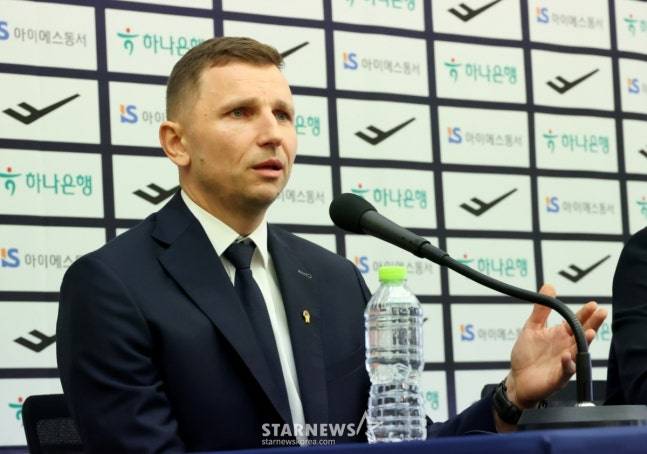 지난 1월 16일 마줄스 감독이 취임 기자회견을 갖고 있다. /사진=김진경 대기자