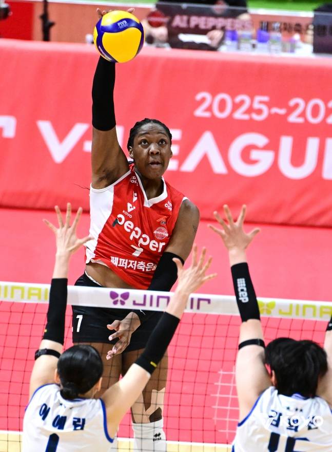 조이 웨더링턴(위)이 현대건설의 투 블로커를 앞에두고 공격을 꽂아넣고 있다. /사진=KOVO 제공