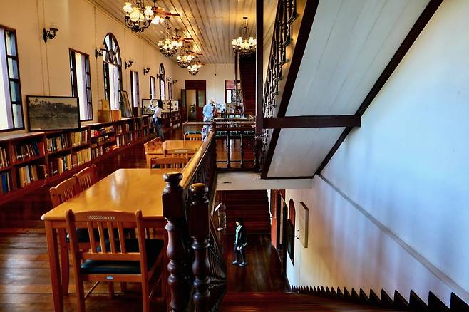 태국 국립도서관 나콘파놈 분관. 티크 목재로 마감된 100년 콜로니얼 건축의 내부는 여전히 우아하다