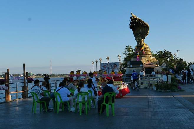 나콘파놈 강변 공원의 나가상이 메콩강을 내려다보고 있다